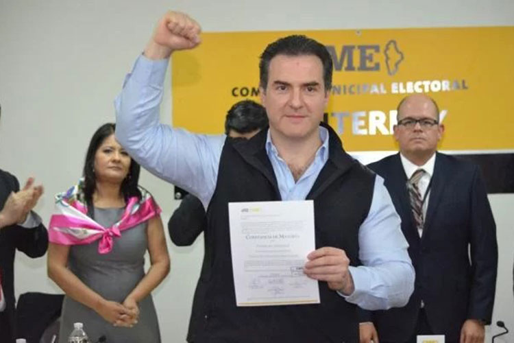 Entregan constancia de mayoría a Adrian de la Garza en Monterrey