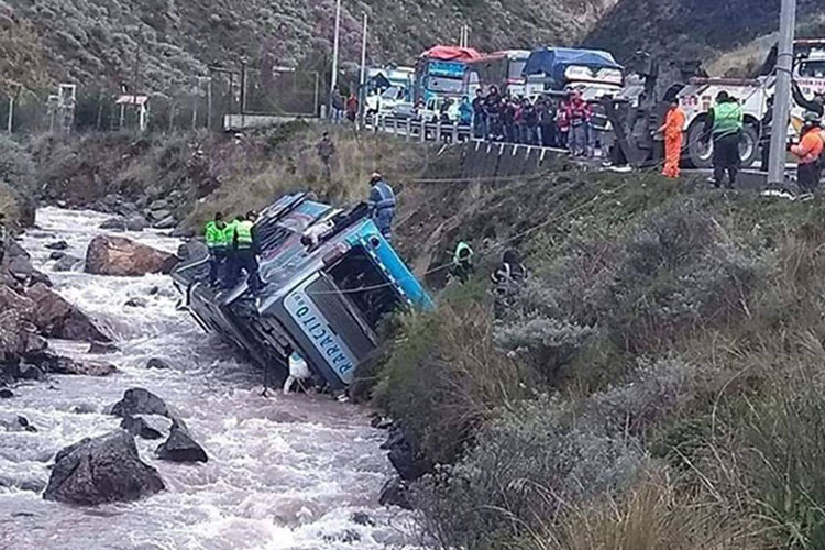 Accidente de bus deja diez muertos y 30 heridos en Perú