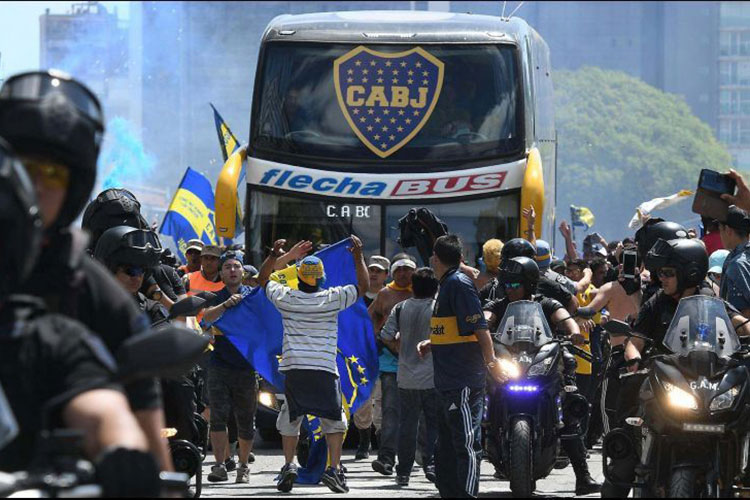 Liberan a detenido por agresión a autobús de Boca Juniors
