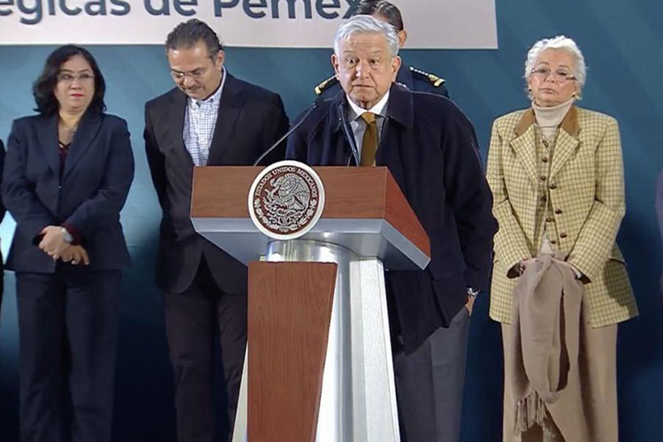 Robo de combustible es desde adentro de Pemex: AMLO