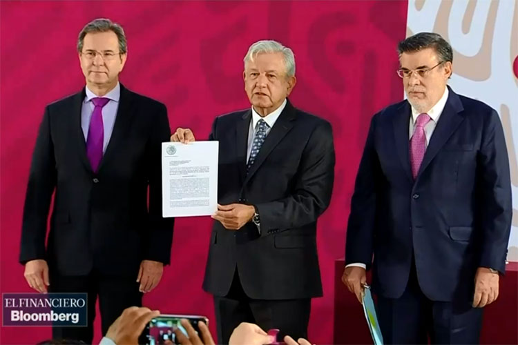 Firma AMLO iniciativa para revocar Reforma Educativa