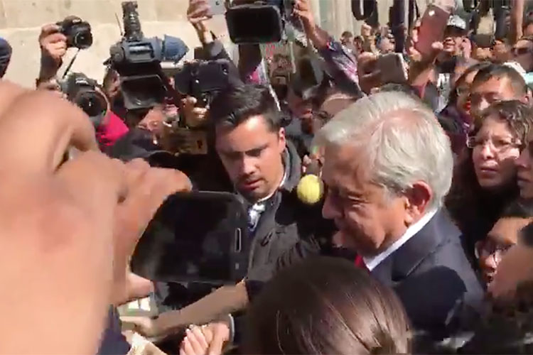 “Apachurran” a López Obrador en su traslado a la Suprema Corte