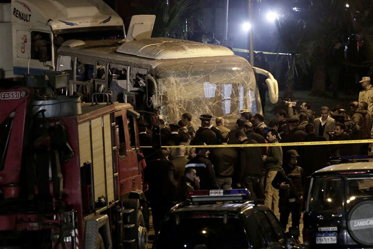 Bomba alcanza autobús turístico en Egipto: dos muertos