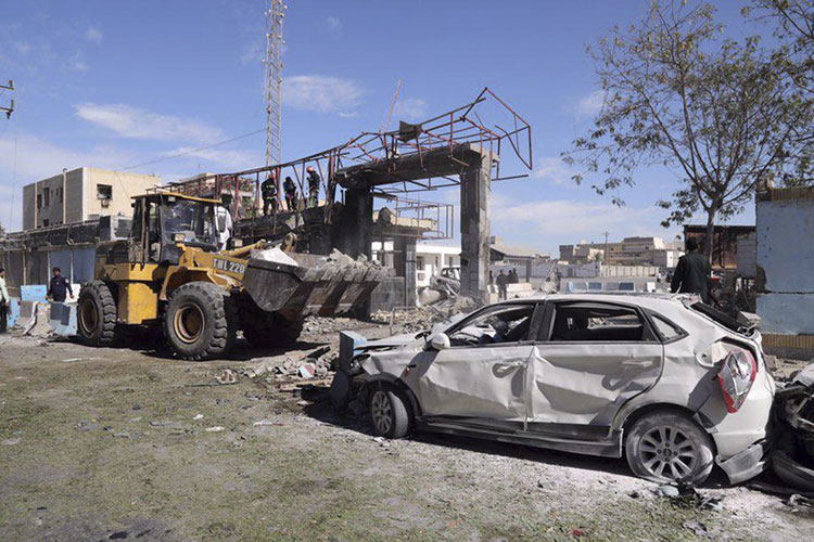 Atentado con coche bomba mata a 2 en comisaría en Irán