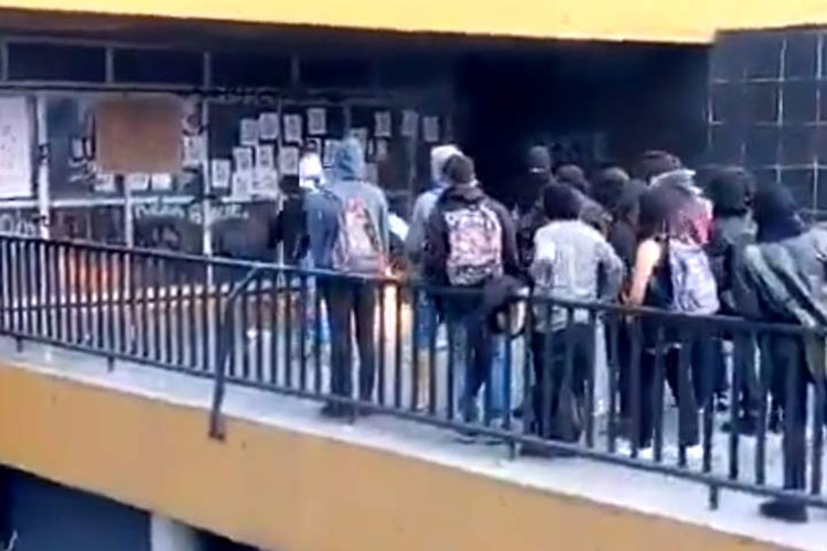 Encapuchados lanzan petardos y realizan pintas en Rectoría de la UNAM