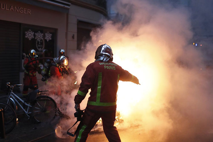 Macron condena violencia, promete alivio económico