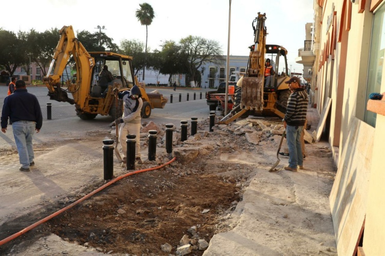 Inicia Municipio colocación de adoquín en banqueta de la calle Sexta