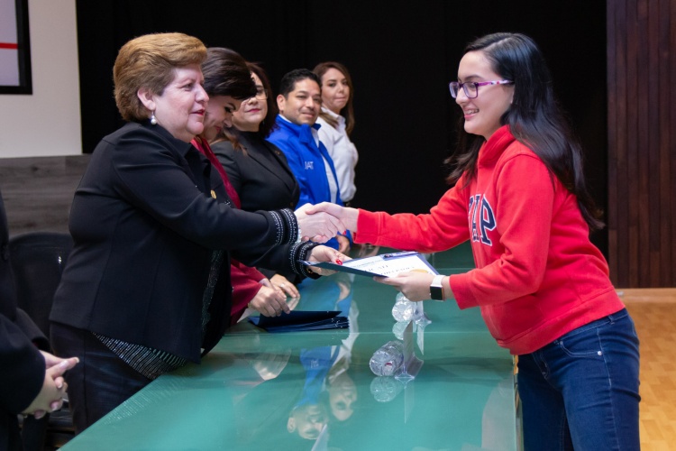 Premia Ceina-UAT a mejores alumnos de cursos de inglés y francés