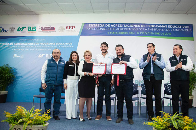 Entregan certificaciones de carreras en la UTM