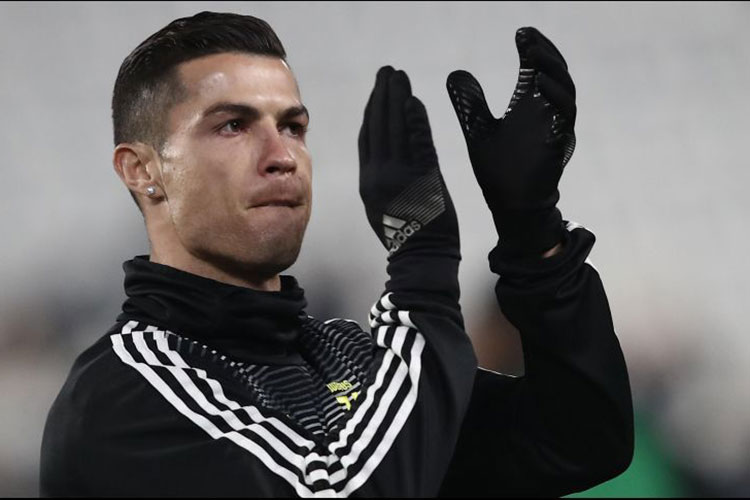 Cristiano reparte regalos a niños de un hospital en Turín