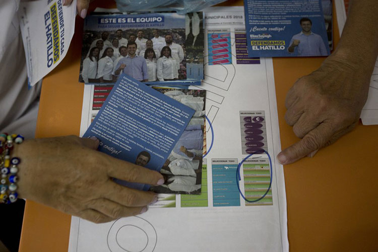 Agobiados por la crisis, venezolanos van a municipales