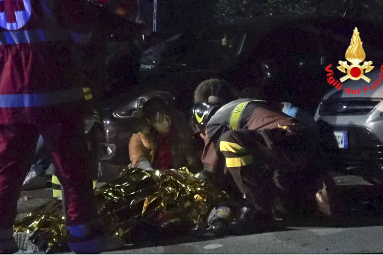Estampida deja 6 muertos y docenas heridos en club en Italia