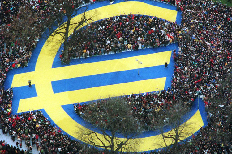 El euro cumple 20 años en medio de ajustes