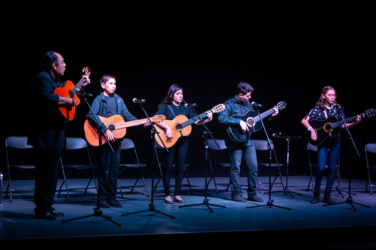 Con animado festival artístico cierra cursos CEFAU-UAT