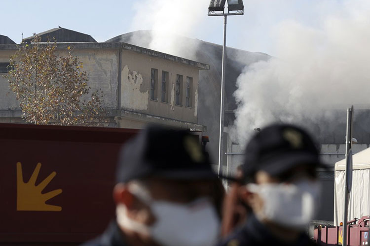 Enorme incendio cubre con humo denso el norte de Roma