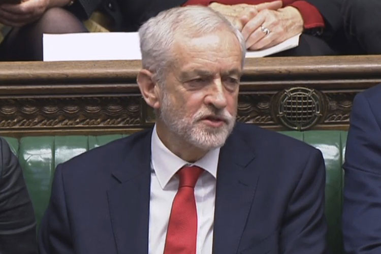 Corbyn condena la manera en la que May ha abordado el Brexit