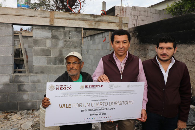 Entrega Mario López dormitorio a Don Jesús, víctima de incendio