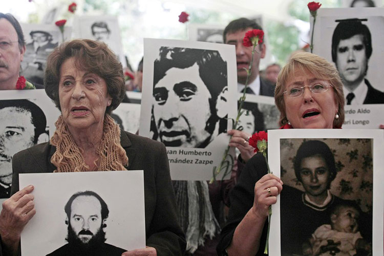 Chile revoca libertad a torturador de padre de Bachelet