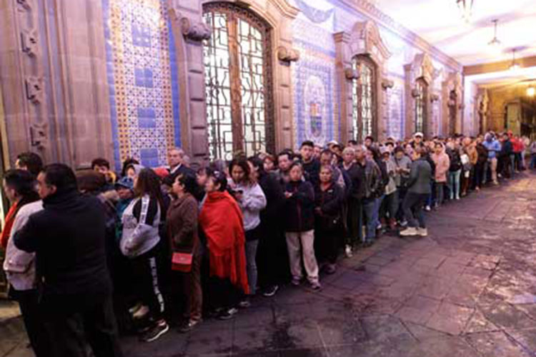 Hacen fila desde las 5 am para pedir empleo y seguridad