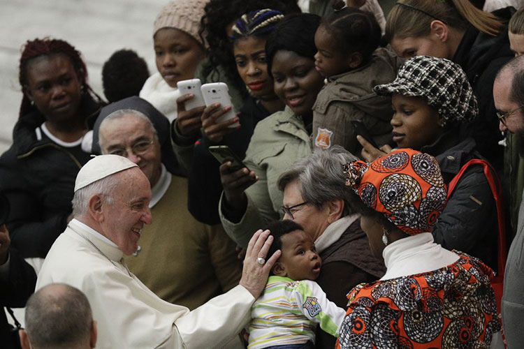 Francisco a sacerdotes que hayan abusado niños: Entréguense
