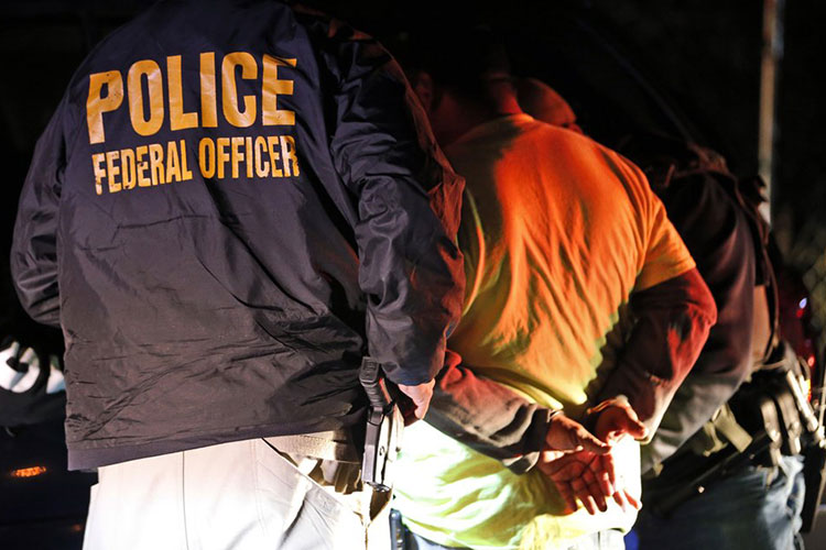 Críticas y escrutinio rodean labores de policía migratoria
