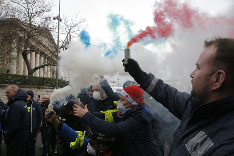 Medio: Francia demorará subida de impuestos a combustibles