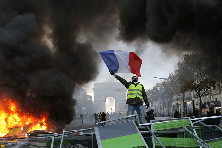 Autoridades blindan París ante protestas antigubernamentales