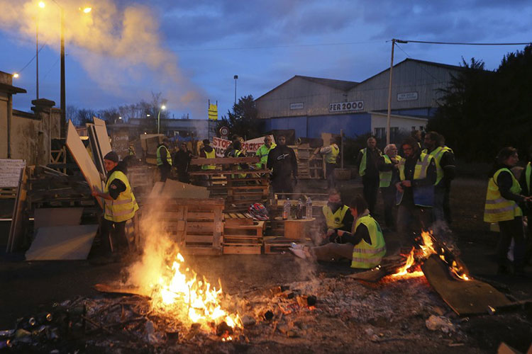 Francia se prepara para más protestas tras retirar impuestos