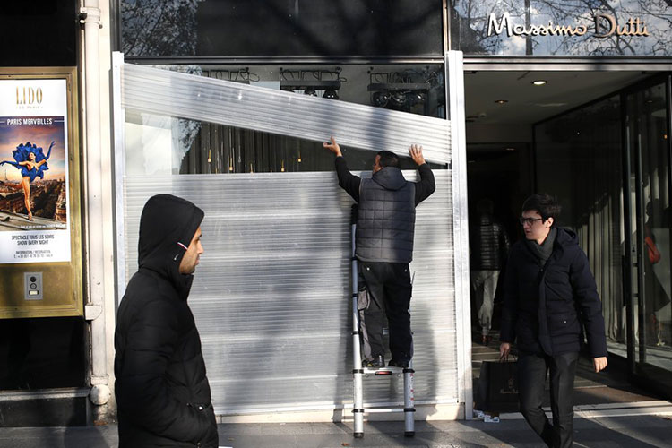 21 detenidos antes de nuevas protestas en un París blindado