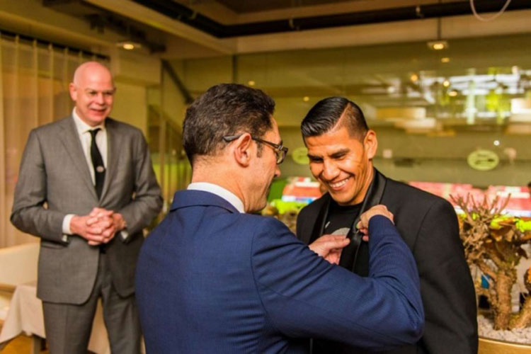 Salcido es nombrado embajador del PSV