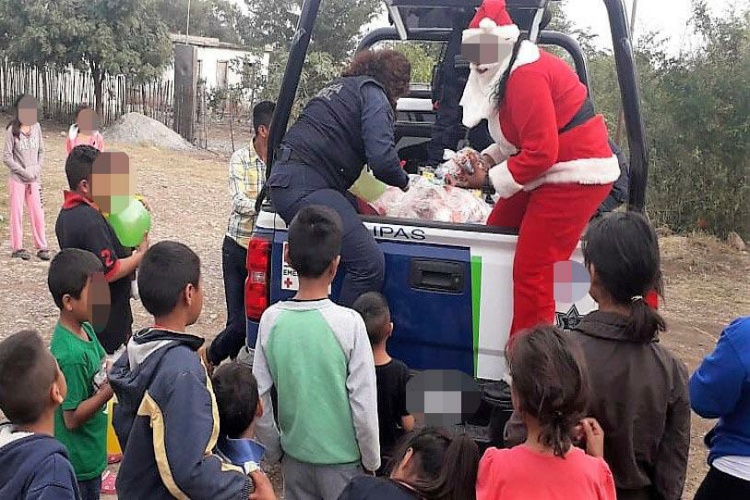 Llega Santa a dar regalos desde la Policía Estatal