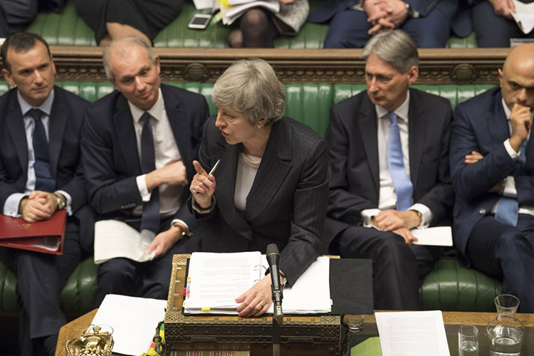 May podría dejar que Parlamento decida salvaguarda a Brexit