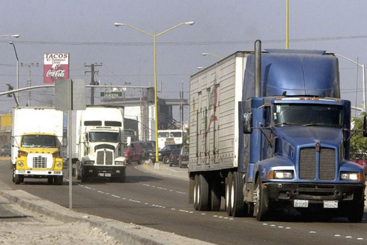 Crecieron 90% los atracos al transporte de carga: Canacar