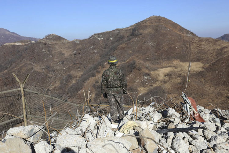 Tropas coreanas verifican retirada de puestos en la frontera