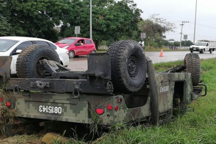 Salen heridos cuatro militares en volcadura