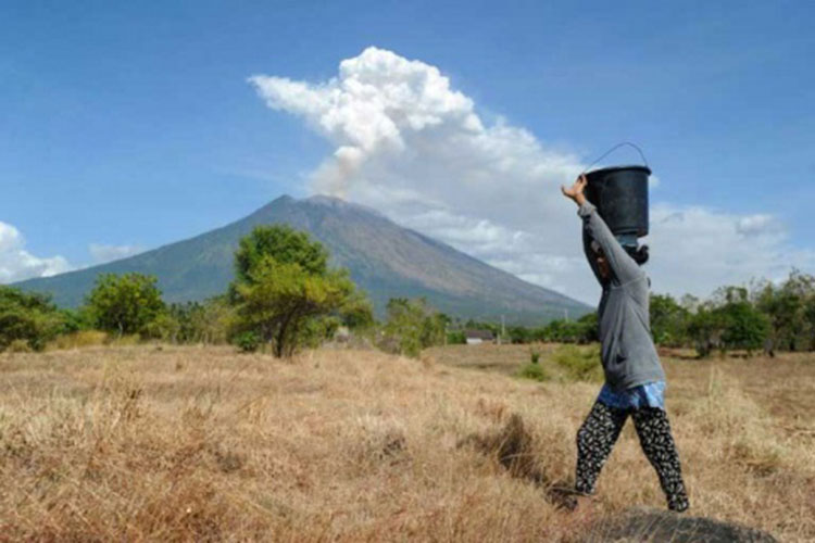 Otro volcán se agita en Indonesia; van 431 muertos tras tsunami