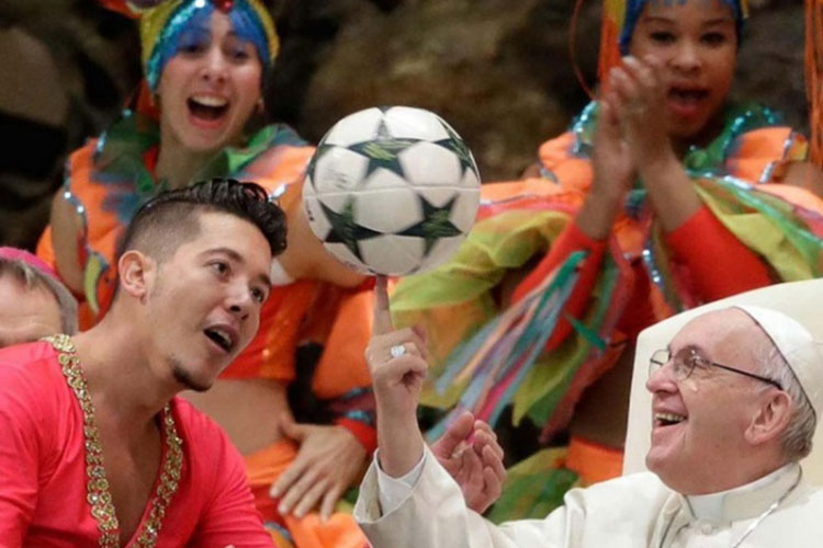 Papa Francisco hace malabares con un balón en el Vaticano