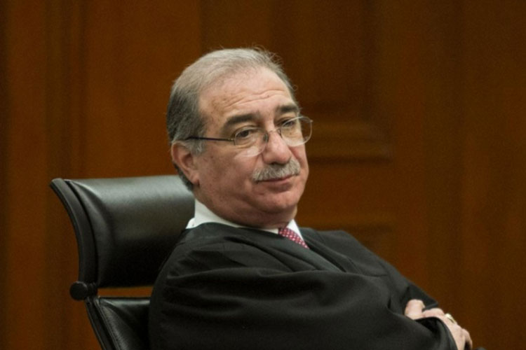 Juez niega a Cofece mantener sueldos superiores al del presidente