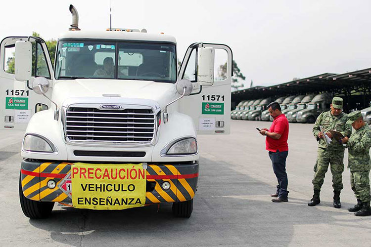 Choferes hacen pruebas de manejo con pipas de Pemex; supervisan contratación