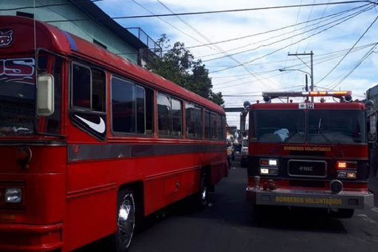 Granada explota dentro de autobús en Guatemala; reportan 7 heridos