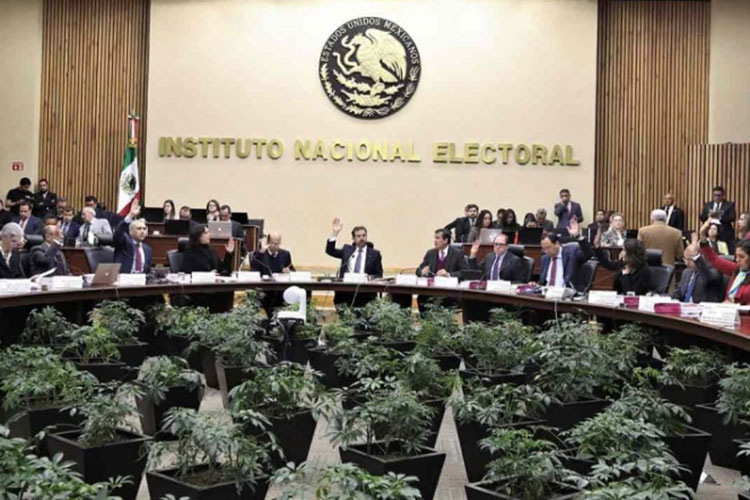 Aprueba INE reducción presupuestal de 330 mdp