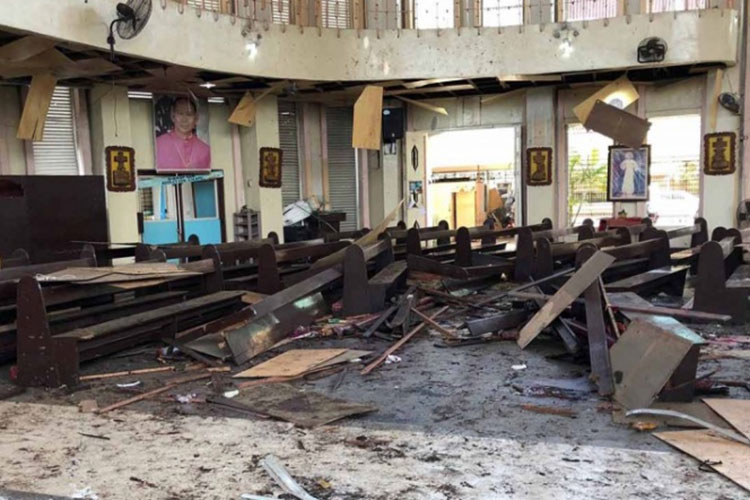 Atentado contra catedral en Filipinas deja al menos 20 muertos