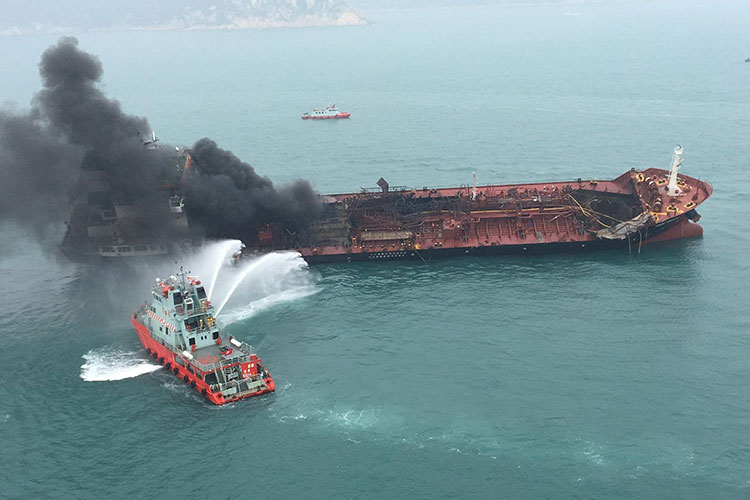 Explota buque petrolero en aguas de Hong Kong