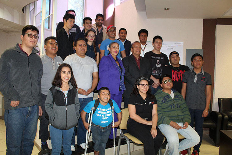 Entrega UAT apoyos a sus alumnos con discapacidad
