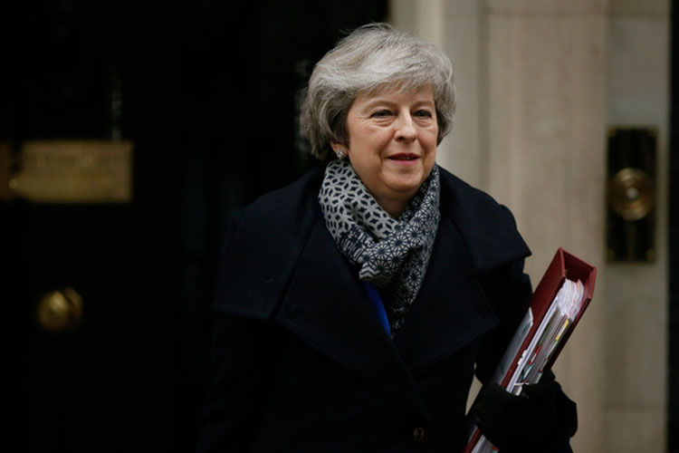 May se salva de la moción de censura