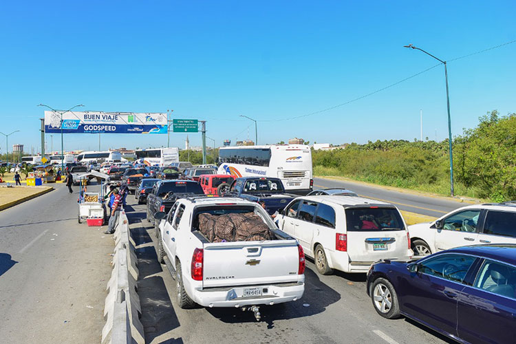 Exhortan a fronterizos cruzar a Laredo por carril de locales
