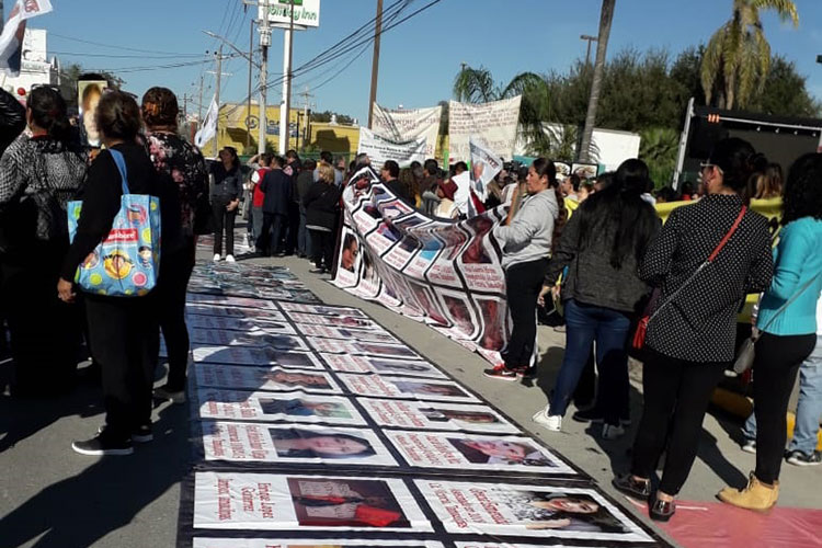 Se manifiestan en gira presidencial padres de desaparecidos