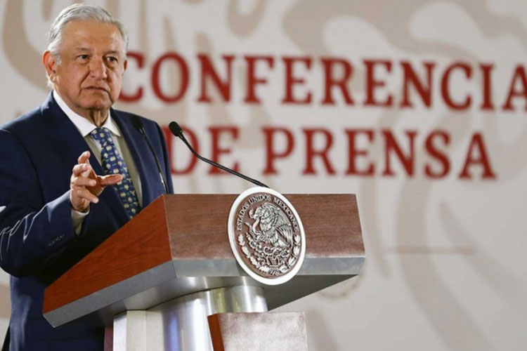 Acusan a ‘gober’ de Michoacán de ir a Europa y no atender a CNTE