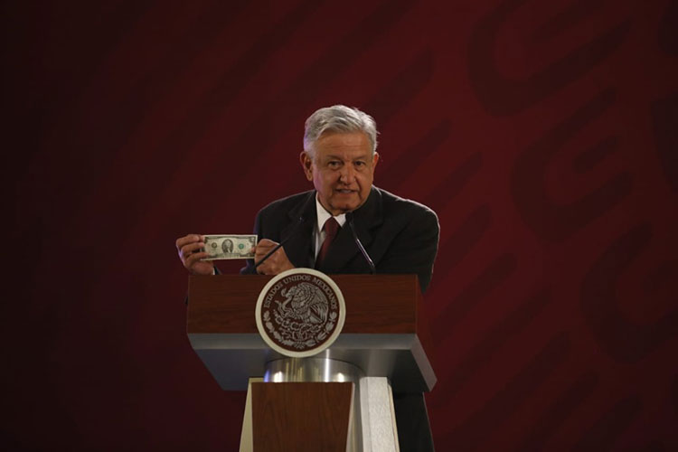 Declara AMLO que no tiene propiedades, sólo su salario