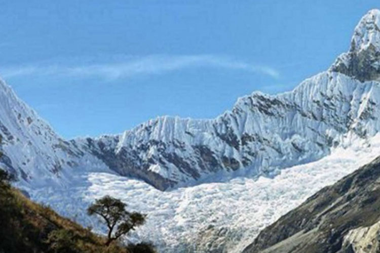 Tres españoles y un peruano mueren en una avalancha en Perú